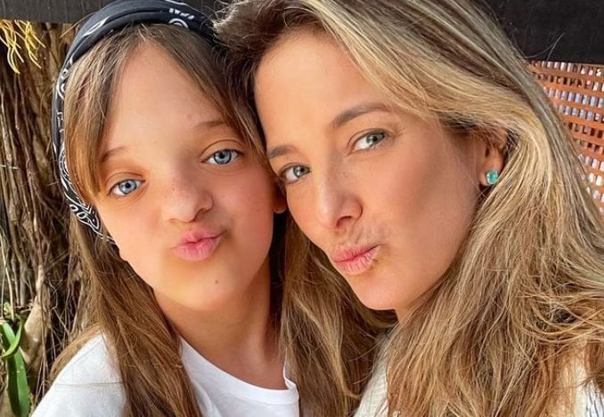 Ticiane Pinheiro e sua filha Rafaella fazendo biquinho para selfie