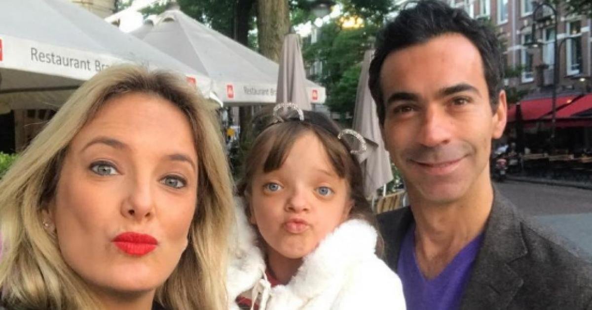 Ticiane Pinheiro, sua filha Rafaela e Cesar Tralli tirando selfie