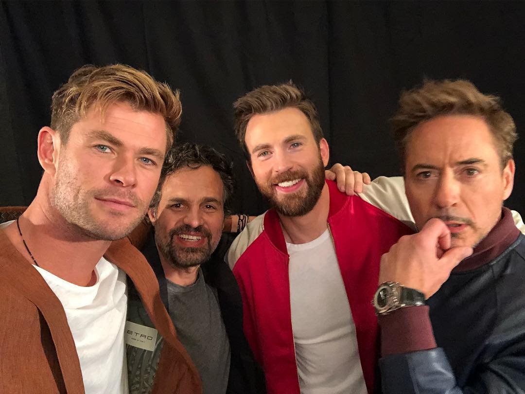 Chris Hemsworth com os atores Mark Ruffalo, Chris Evans e Robert Downey Jr.