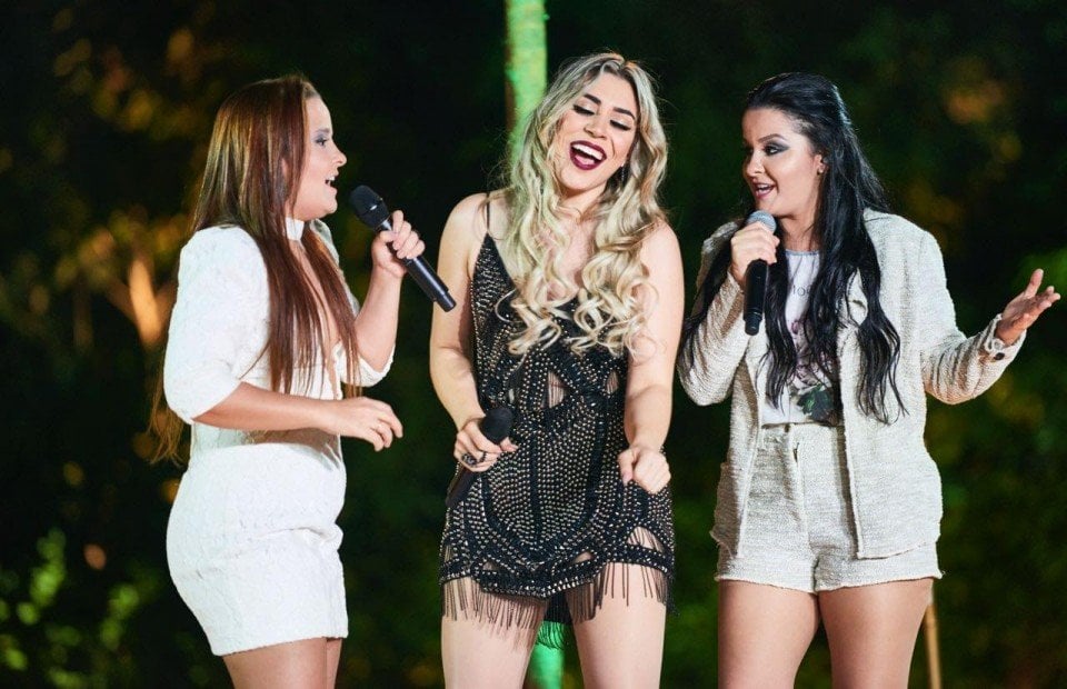 Imagem das  cantoras Naiara Azevero, Maiara e Maraísa cantando juntas