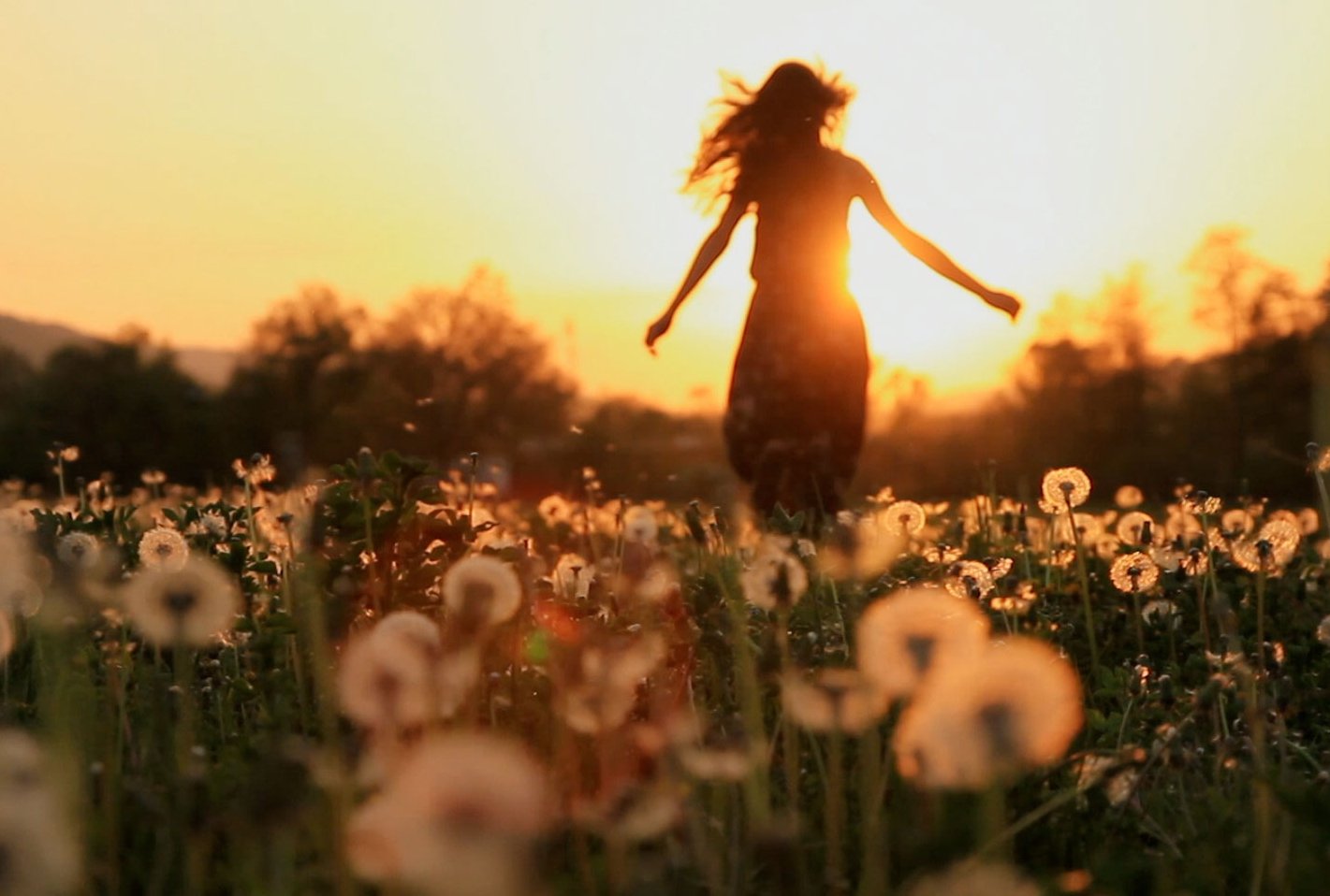 Девушка в поле. Девушка бежит в поле. Девушка и солнце. Женщина в поле на закате.