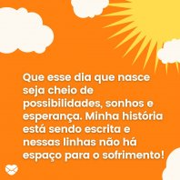 Menina sorrindo com mão no cabelo