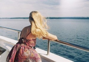 Mulher olhando para o mar