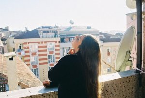 Menina de olhos fechados e cabeça erguida
