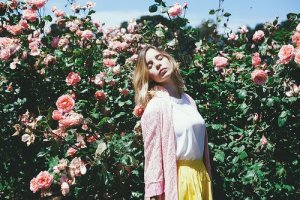 Garota em campo de flores