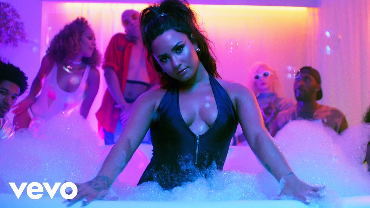 Thumbnail vídeo clipe da música 'Sorry Not Sorry' da Demi Lovato no YouTube