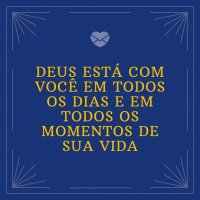 Unsplash | Olivia Snow Mulher com mãos unidas no colo em cima de bíblia sagrada