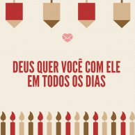 Unsplash | Priscilla Du Preez Meio corpo de homem e mão segurando bíblia em grama molhada de outono