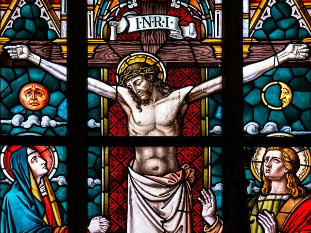 Vitral de igreja com gravura da crucificação.