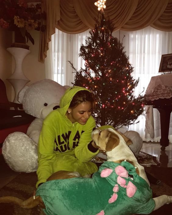 Dinah Jane em sua casa com seu cachorro