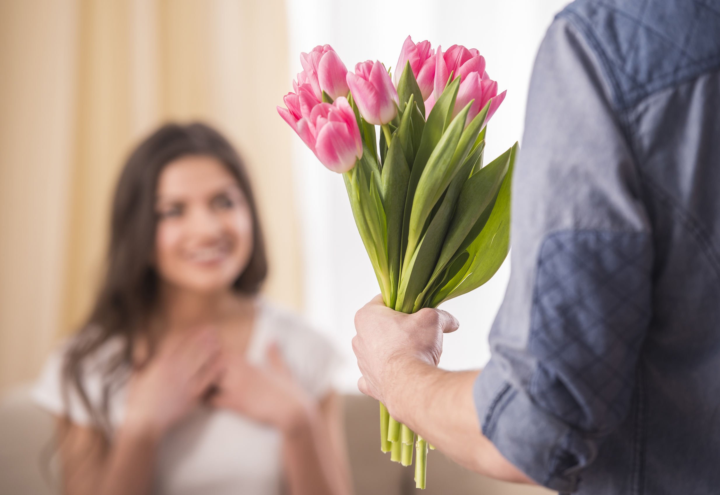 Сколько дарят цветов тюльпанов. Девушка с букетом тюльпанов. Букет "женщине". Тюльпаны в руках. Мужчина с букетом тюльпанов.