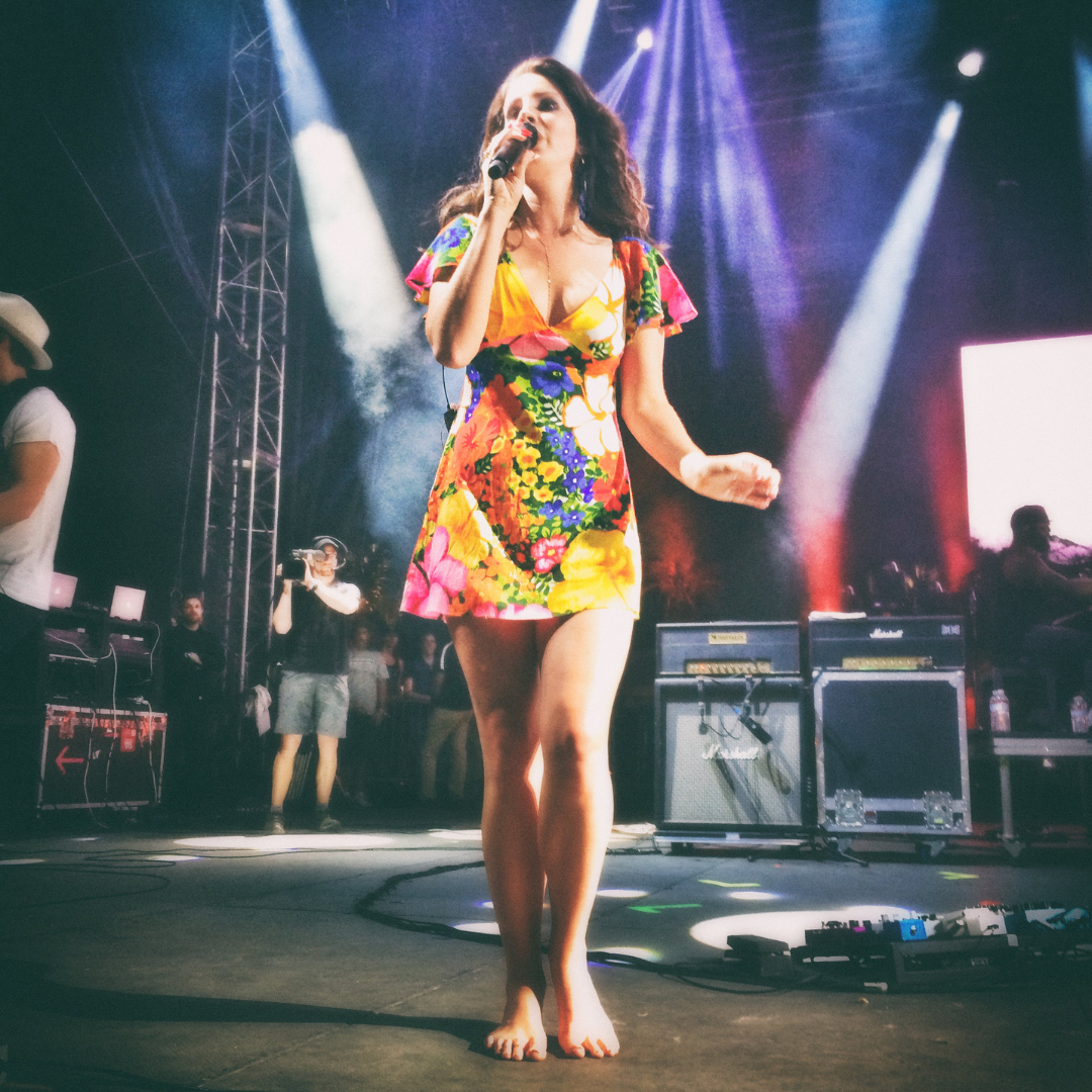 Lana Del Rey cantando num palco.