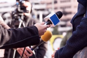 Canva Jornalista entrevistando outra pessoa