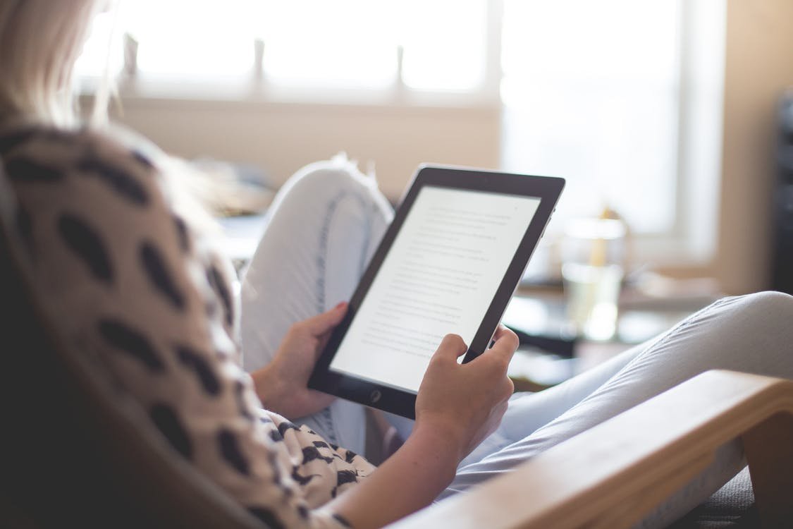 Mulher lendo livro online no iPad