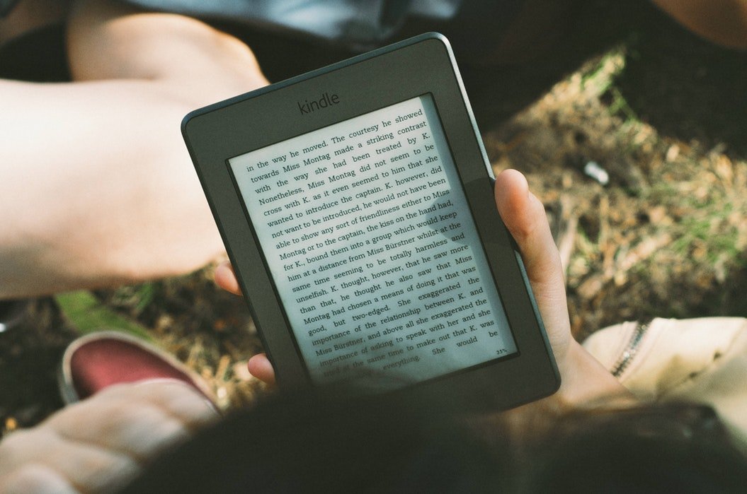 Pessoa lendo livro em Kindle