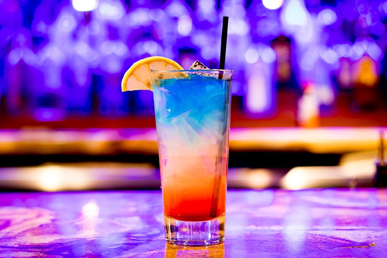 Drink colorido num cenário de bar