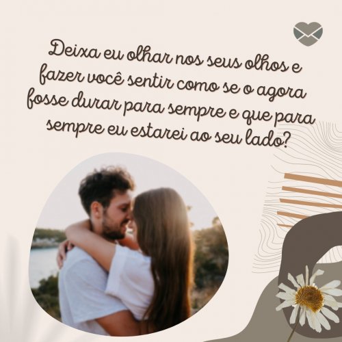 Menina sorrindo com o rosto no pescoço do namorado.