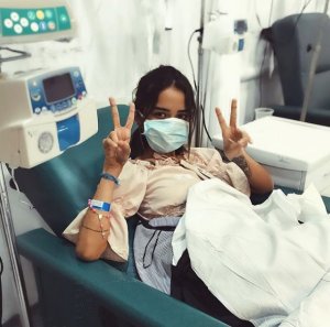 Nara Almeida deitada em poltrona de hospital
