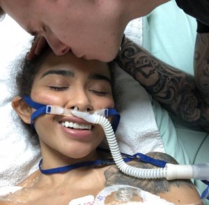 Namorado de Nara Almeida dando-lhe um beijo na testa