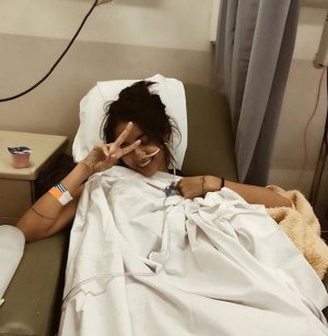 Nara Almeida em maca de hospital