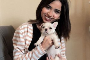 Nara Almeida segurando cachorro