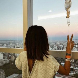 Nara Almeida em janela de hospital