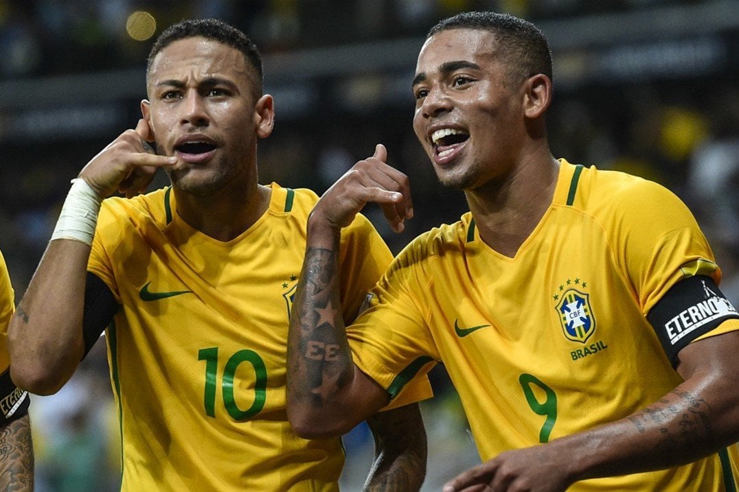 Neymar e Gabriel Jesus com camisetas da seleção.