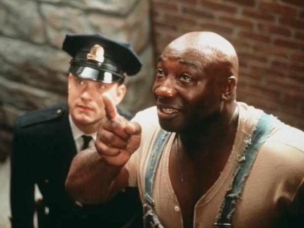 Divulgação/Warner Bros Protagonista do filme apontando para algo.