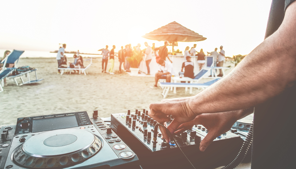 DJ tocando música na praia