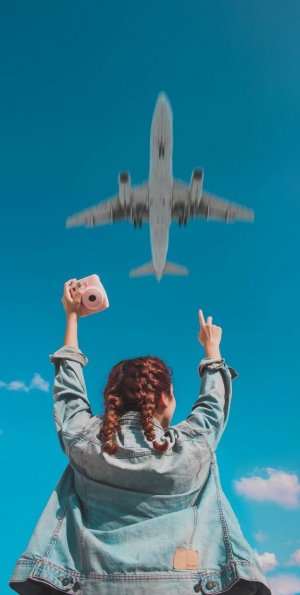 Reprodução/Internet Menina de braços erguidos e avião passando