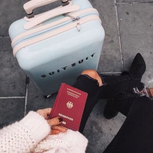 Reprodução/Internet Mulher segurando passaporte