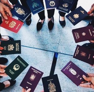 Reprodução/Internet Pessoas segurando seus passaportes em círculo
