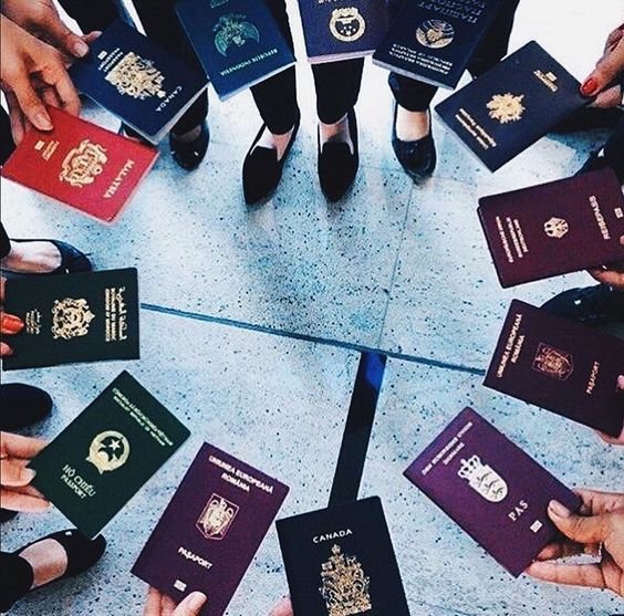 Pessoas segurando seus passaportes em círculo