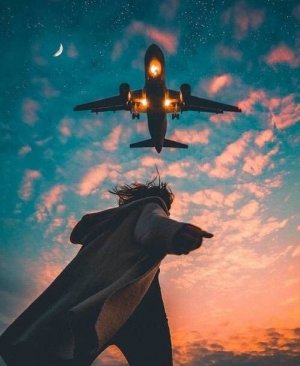 Reprodução/Internet Menino andando e avião passando no céu