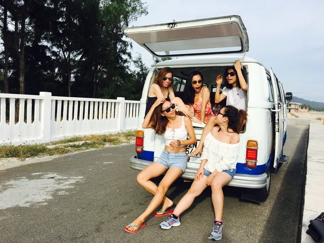 Grupo de amigas sentadas em uma van