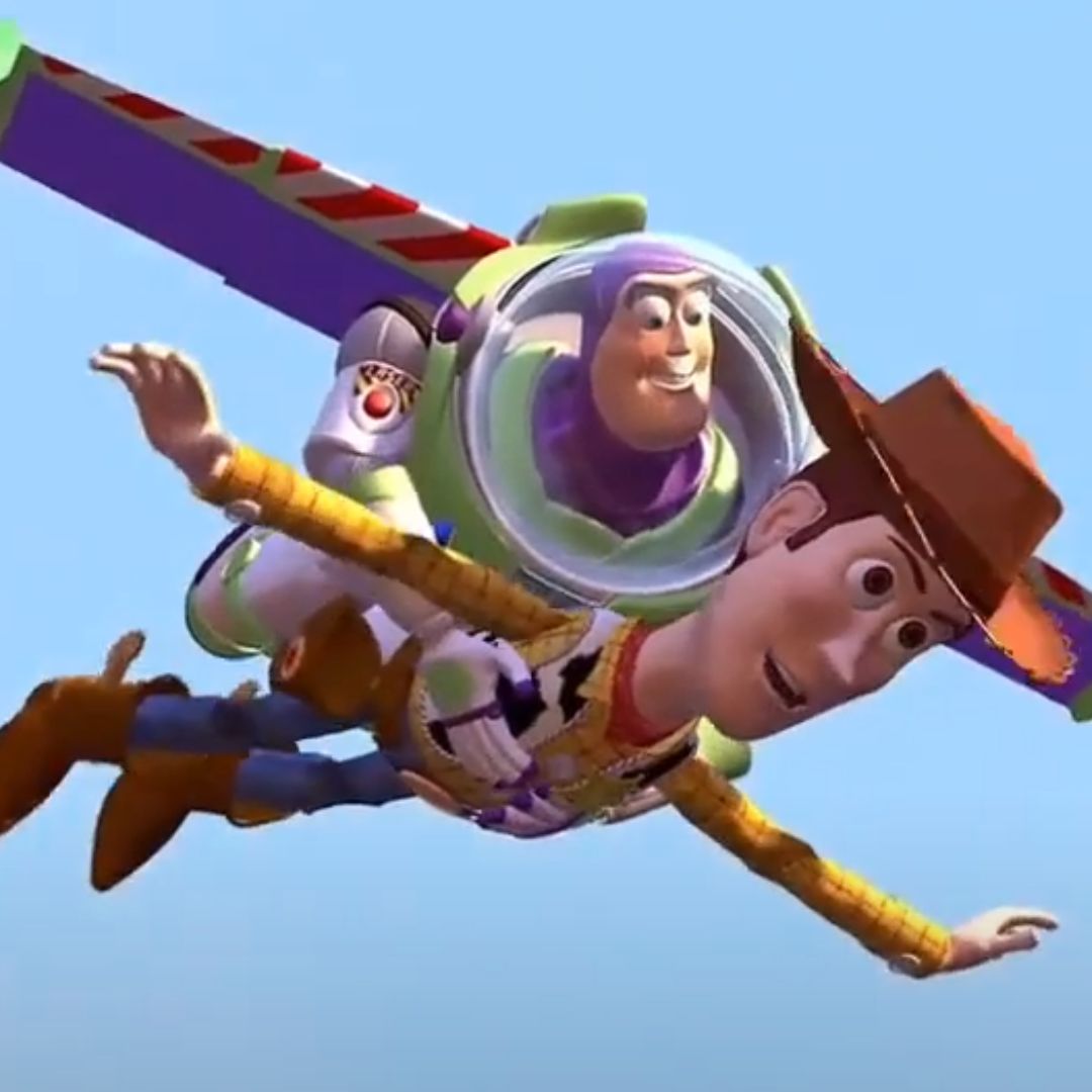 Imagem da cena de Toy Story em que Buzz Lightyear e Woody estão 'caindo com estilo' do céu - 10 aprendizados que Toy Story nos deixou