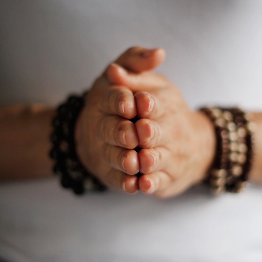 Mãos juntas, em sinal de oração