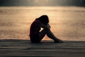 Pixabay/sasint Menina triste com mar ao fundo