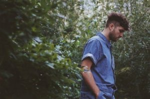 Unsplash / Afa Ah Loo Menino olhando pra baixo em jardins