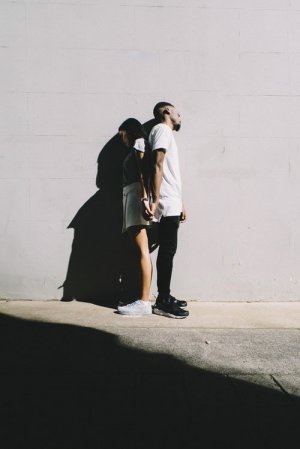 Unsplash Menino e menina de costas um para o outro