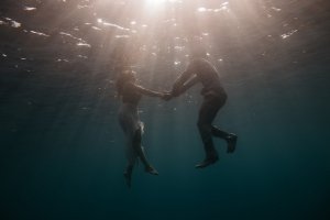 Needpix Casal de mãos dadas embaixo d'água