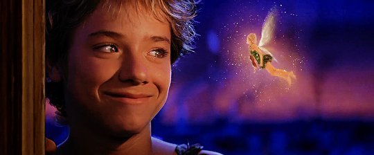 Peter Pan olhando para Tinker Bell em versão live action do filme