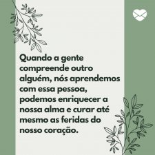 Homem e mulher sentados um de frente para o outro entre trilhos de trem.