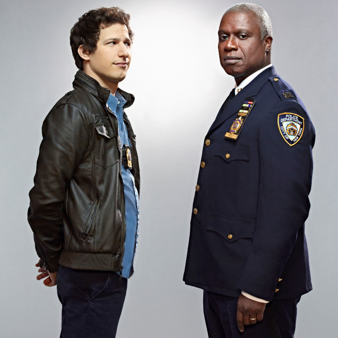 Imagem dos personagem Jake Peralta e Capitão Holt, da série Brooklyn 99