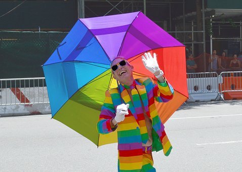 Homem com roupas estampadas com a bandeira do arco-íris