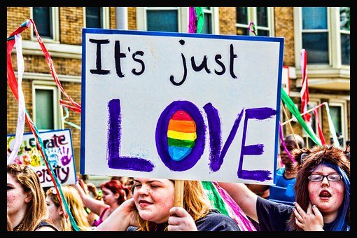 Pessoas em manifestação em prol do orgulho LGBT