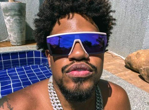 Selfie de Luccas Carlos de óculos de sol em beira de piscina