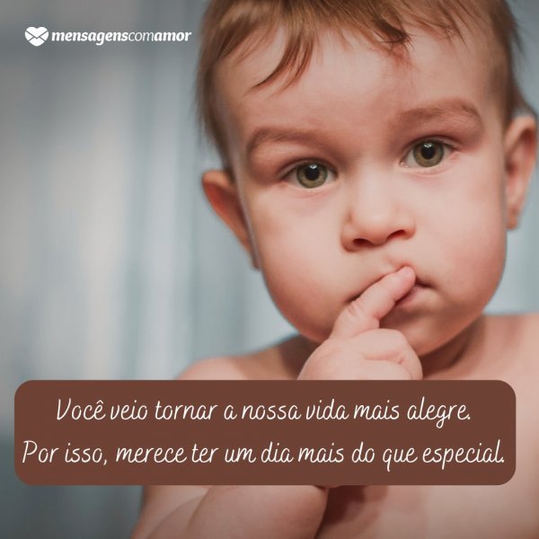 Mensagens Com Amor | Canva 'Você veio tornar a nossa vida mais alegre. Por isso, merece ter um dia mais do que especial.' - Mensagens para bebê de 11 meses