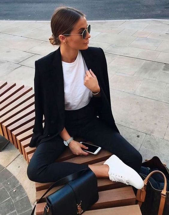 vestido branco com blazer preto