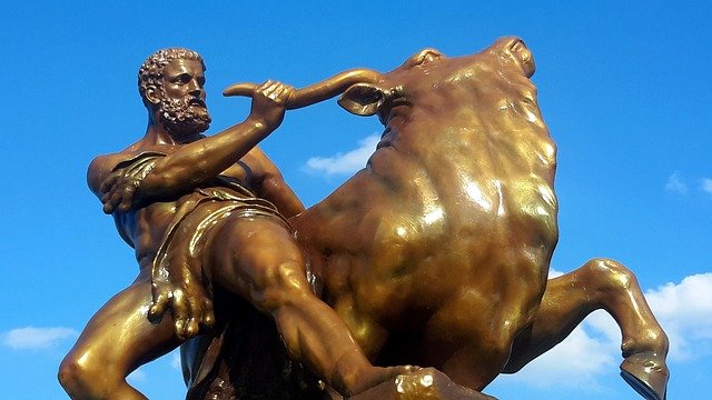 Estátua de Hércules sobre touro